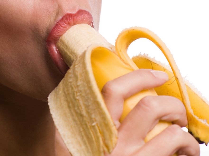 Девушка проникает в письку бананом
