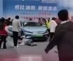 Видео: Електричен автомобил прегази посетители на саем во Кина