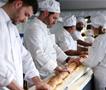 Француски пекари го направија најдолгиот багет и влегоа во Гинисовата книга (ВИДЕО)