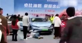 Хаос во автосалон: Кинески електричен автомобил „ги збриша“ посетителите (ВИДЕО) 