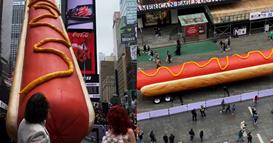 Огромна скулптура на хот дог се појави на Тајмс Сквер во Њујорк (ВИДЕО)