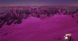 Надреална глетка на Алпите, осветлени од поларна светлост (ВИДЕО)