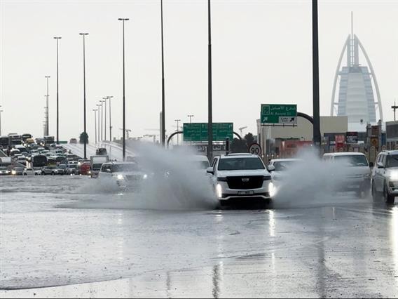 Хаос во Дубаи: Невиден дожд го поплави градот, авионите приземјени (ВИДЕО)