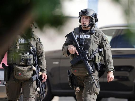 Повеќе полицајци се повредени во пукотница во САД, помагаат специјалци: Избегнувајте ја областа