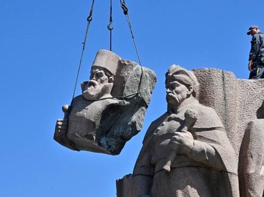 Во Киев почнаа да уриваат споменик, изграден во чест на пријателството меѓу Русија и Украина