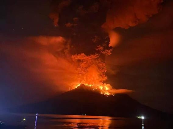 Индонезија трајно ќе пресели 10.000 луѓе по серијата ерупции на вулканот Руанг