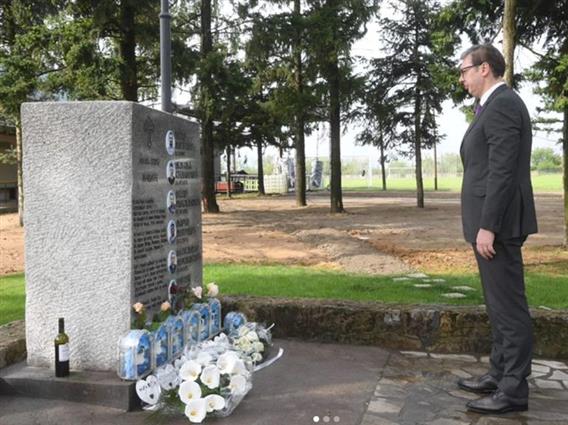 Вучиќ се поклони пред споменикот на деветтемина млади,кои лани загинаа во масакр во Мало Орашје