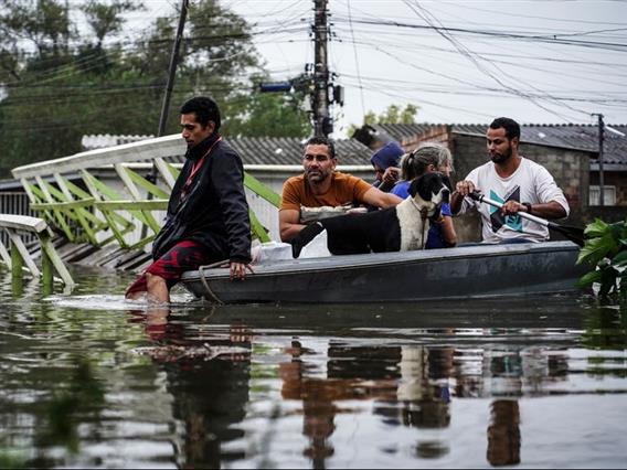 Расте бројот на жртвите во поплавите во Бразил- најмалку 57 загинати, 67 исчезнати (ВИДЕО)