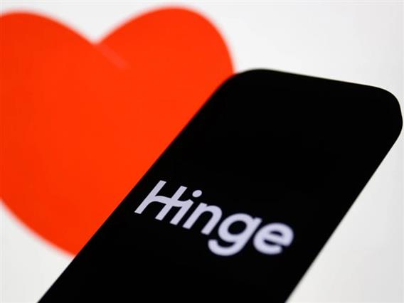 Младите бараат сериозни врски: „Tinder“ во опаѓање, „Hinge“ во подем