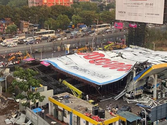Билборд висок 70 метри се урна во индија, загинаа 14 лица (ВИДЕО)