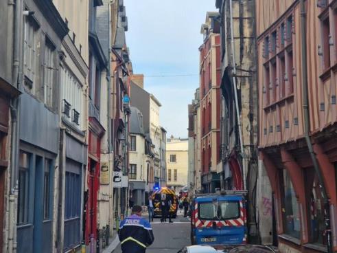 Француската полиција уби вооружен маж кој се обидел да запали синагога