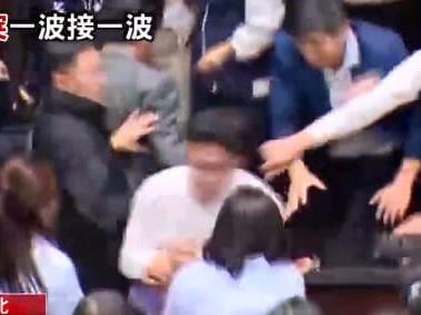 Шоу во тајванскиот парламент- пратеник го украде законот, сите го бркаат, снимката е хит(ВИДЕО)