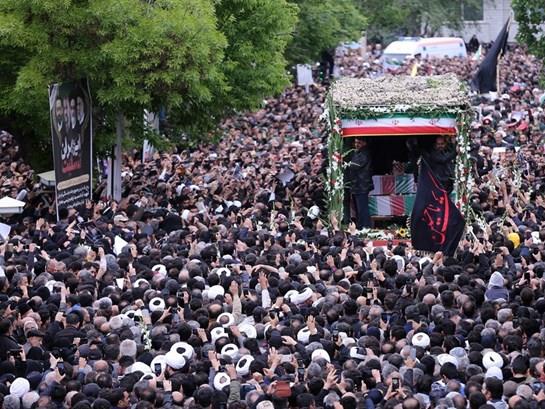 Илјадници се собраа на испраќањето на иранскиот претседател, но помалку од очекуваното (ВИДЕО)
