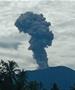 Вулканот Ибу во централна Индонезија повторно исфрли пепел во висина од два километри