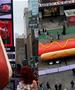 Огромна скулптура на хот дог се појави на Тајмс Сквер во Њујорк (ВИДЕО)