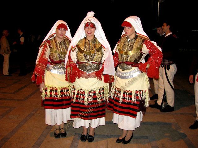 Ревија на народни носии, инструменти и песни во Гази Баба