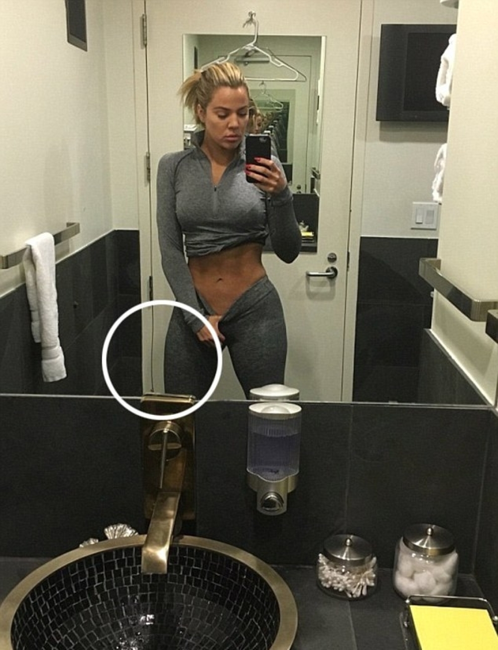 Клои се пофали со стомачните мускули, но не го забележа главниот проблем!!
