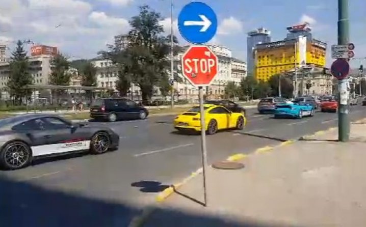 Видео: Дефиле на суперлуксузни поршеа во Сараево