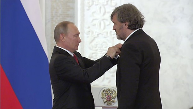 Путин му врачи „Орден на пријателството“ на режисерот Емир Кустурица