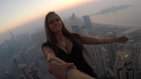 Видео-Фото: Секси, но „луда“ убавица