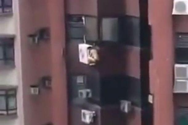 Видео: Кога сопругот не најавен ќе дојде дома, „швалерот“ завршува ...