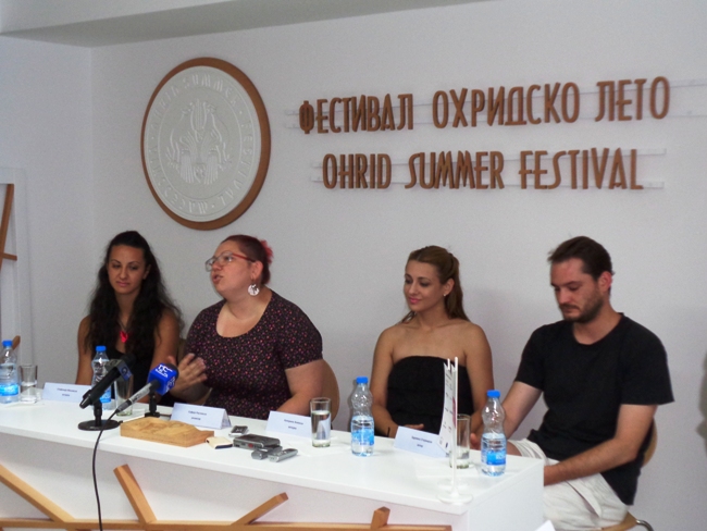Интимен театар од Битола со претставата „Со љубовта шегување нема“ на „Охридско лето“