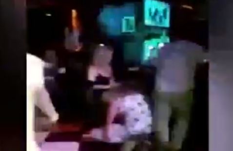 Видео: Ненормално, во ноќен клуб момче орално ја задоволува својата девојка!?