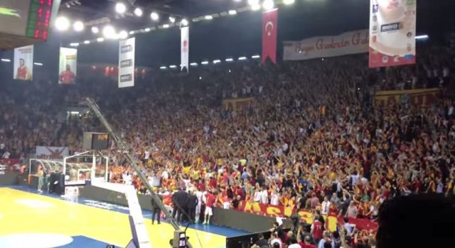 Макаби по продолжението го совлада Галатасарај, тренерот на Макаби удрен со предмет