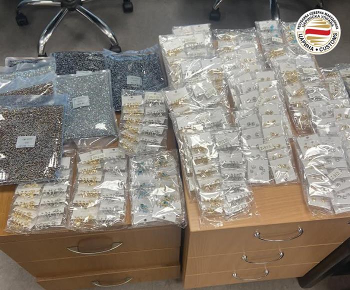 Customs officials prevented the illegal import of watches and jewelry ...