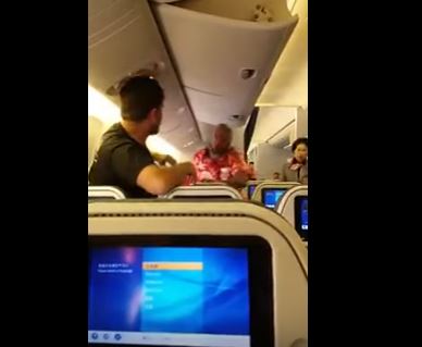 Видео: Тепачка во авион, патник се правеше силен но на крајот заврши на патос