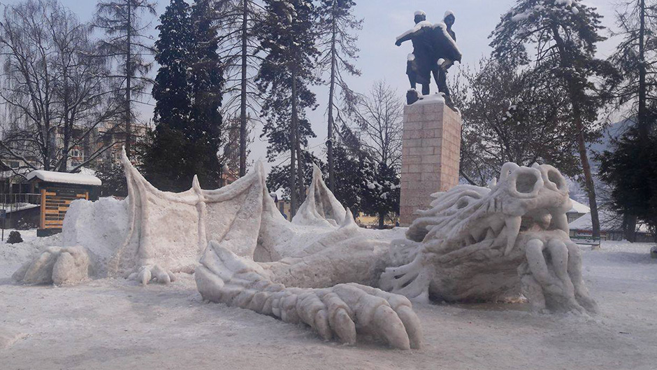 Фото: Фантастична ледена скулптура на змеј во Бело Поле