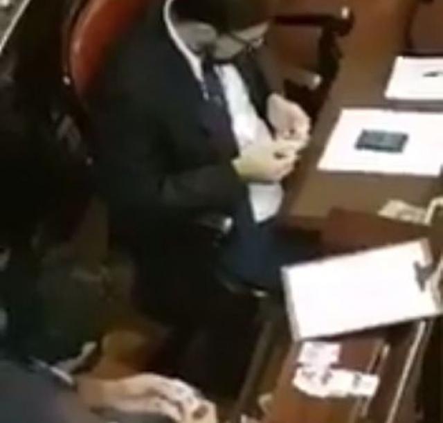 Мундијалската треска го зафати и бразилскиот парламент: Пратеници си разменуваат сликички (видео)