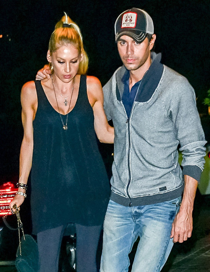 Фото: Првите фотки на близнаците на најубавата брачна двојка на светот
