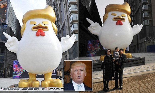 Џиновски петел пред кинески мол, кој многу личи на Доналд Трамп!