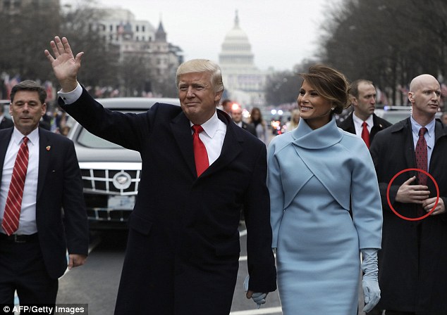Трамп со опасно обезбедување: Телохранителот има лажна дланка, за да го држи оружјето под палтото?