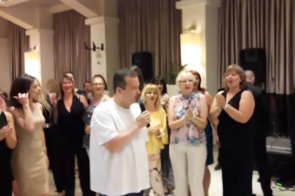 Дачиќ мераклија за пеење (ВИДЕО)