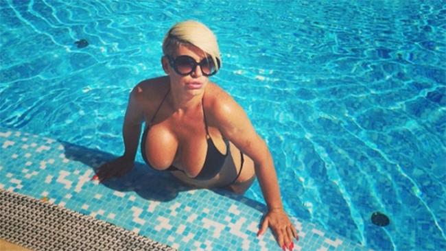 Фото (18+): Нови провокативни фотки од српската пејачка Дара Бубамара!!