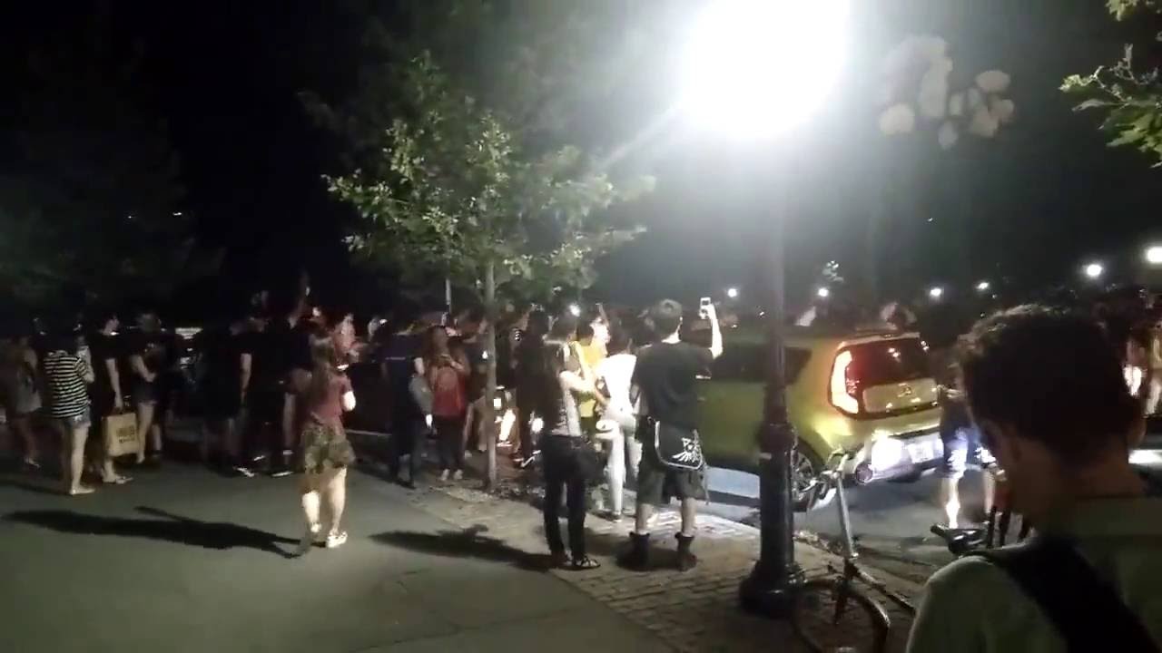 Редок Покемон се појави во Централ Парк - стотици луѓе го бараа на полноќ! (ВИДЕО)