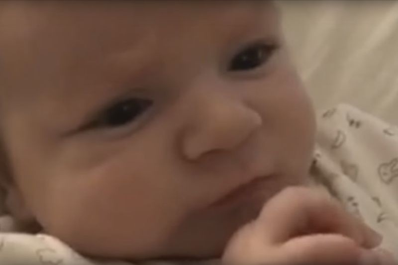Бебенце од само два месеци го кажа првиот збор (видео)