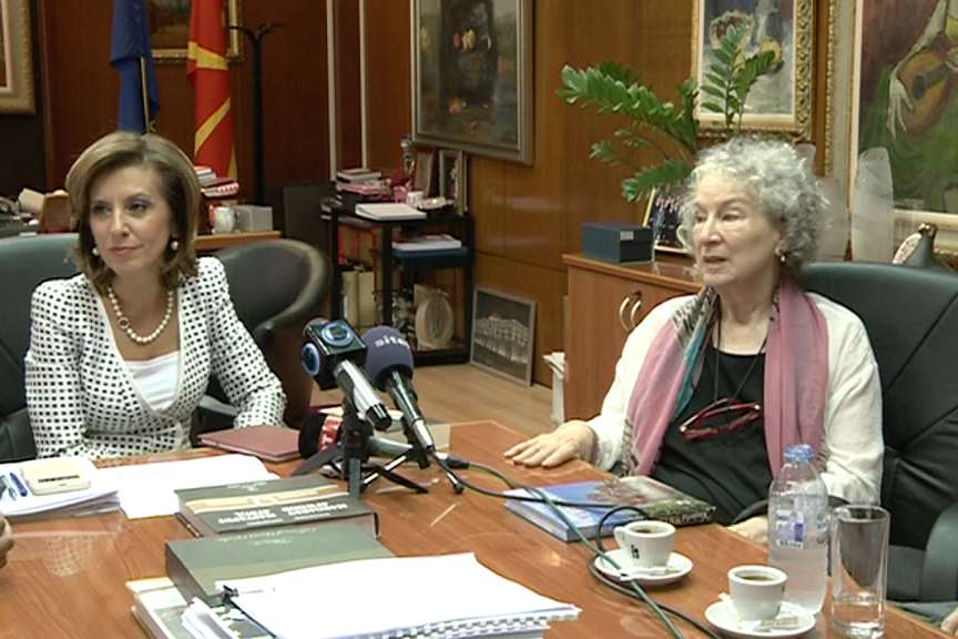 Канческа-Милевска се сретна со Маргарет Атвуд, добитник на „Златниот венец“ на СВП