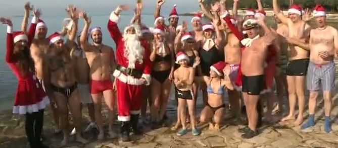 Традиционално божикно капење во Јадранското море (видео)