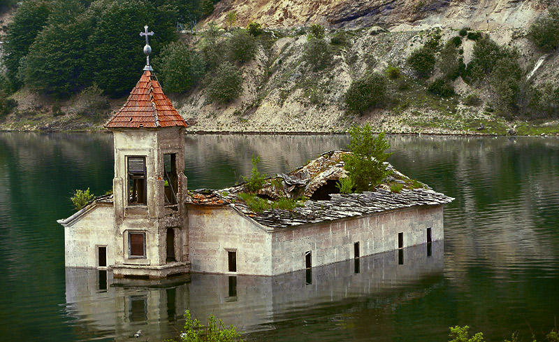 Ќе се санира потопената црква во Мавровско Eзеро