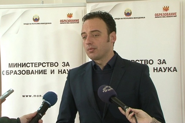 МОН продолжува со парично стимулирање на учениците кои ќе освојат награда на натпревар