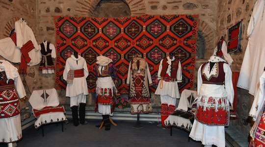 Ревија на народни носии од Македонија
