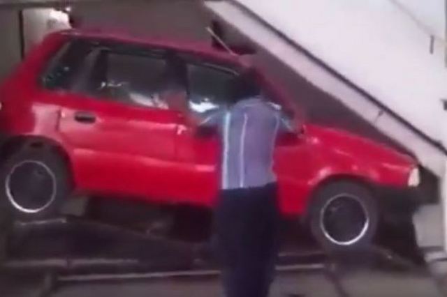 Човек измислил генијален начин како да го паркира својот автомобил (видео)
