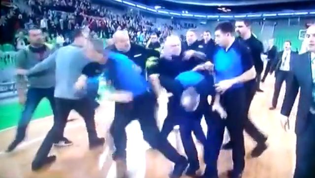 Видео: Тежок инцидент во Љубљана, судијата доби бокс во глава