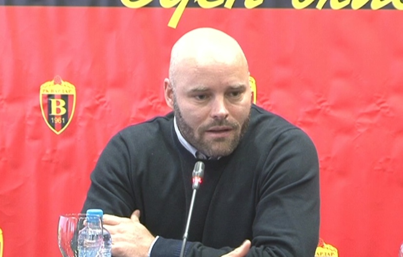 На Индира Кастратовиќ ќе и помага Ким Расмусен