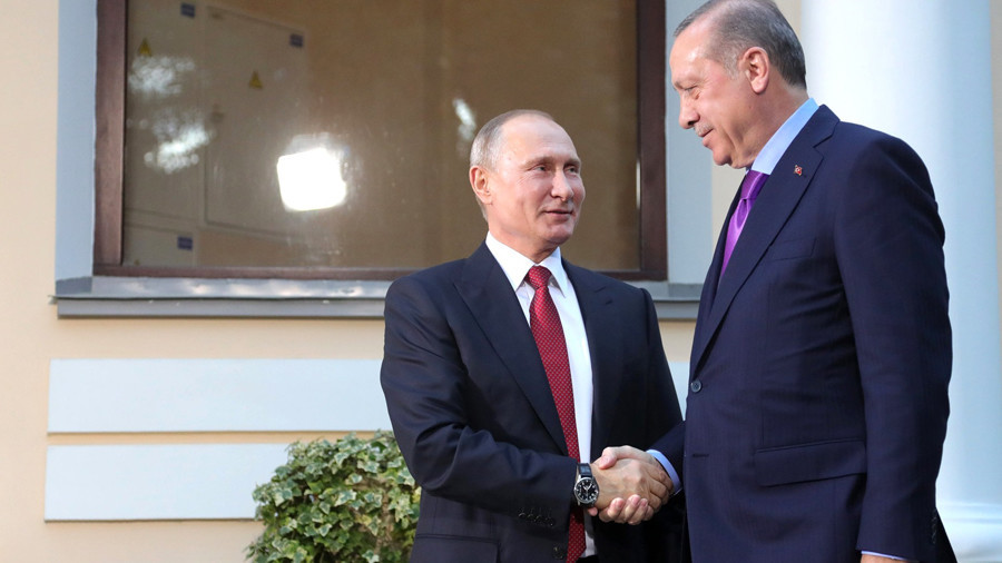 Путин наместо да му помогне на Ердоган, му го турна столот (видео)
