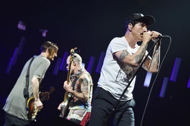 И купил на девојката карти за „RHCP”, а потоа следувал шок (видео)