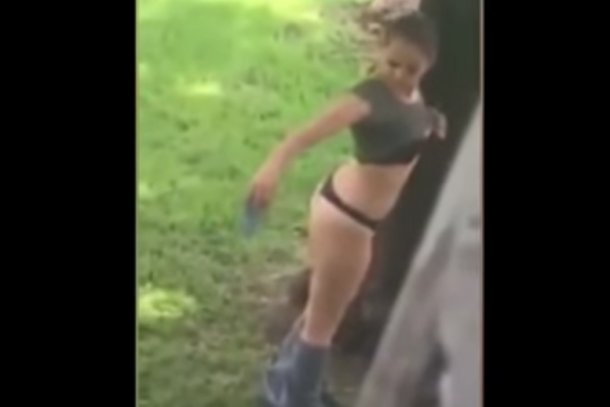 Видео: Селфи на задникот на полугола девојка во парк!!